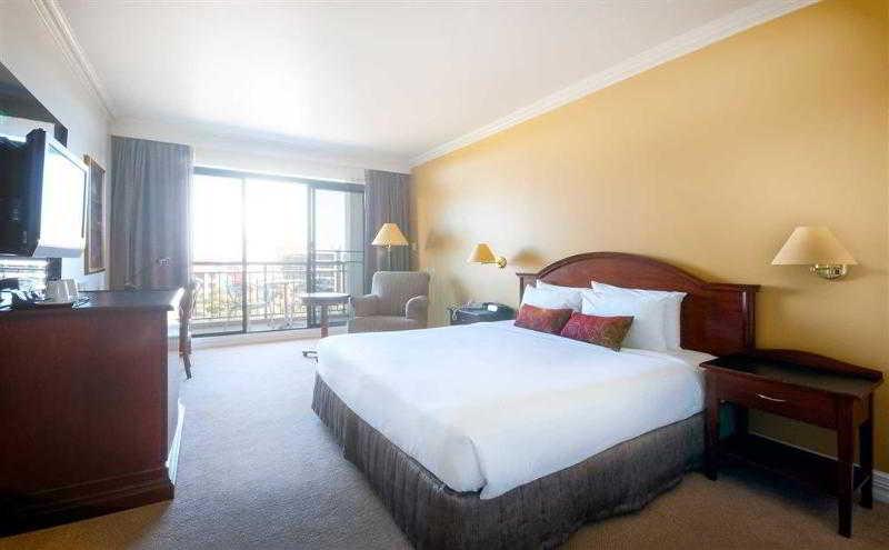 Visy Dior Hotel Baulkham Hills Exterior foto