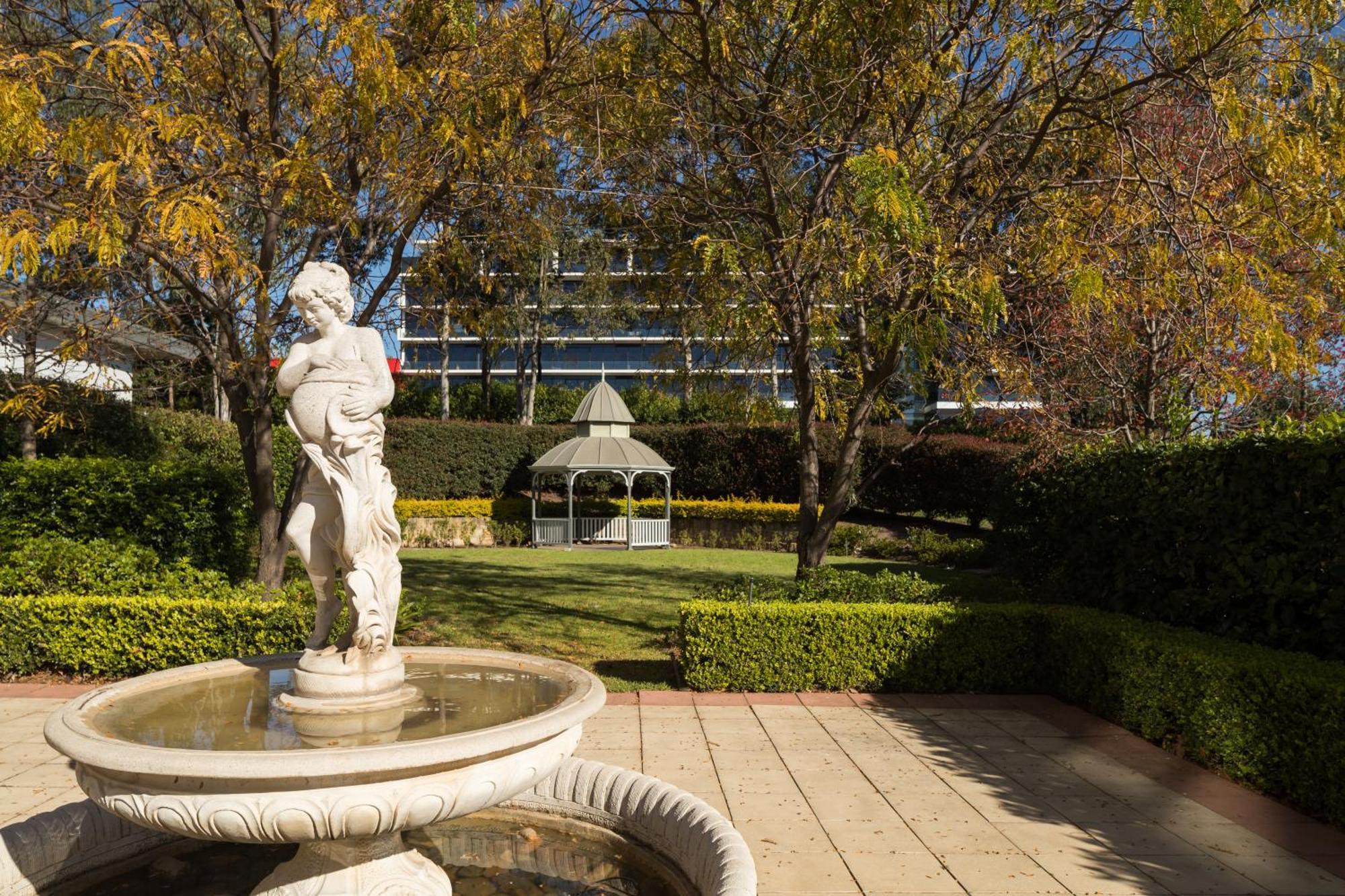 Visy Dior Hotel Baulkham Hills Exterior foto